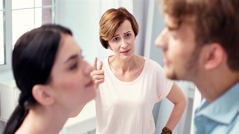 Κουράστηκα να ακούω την πεθερά μου να μας λέει ότι μεγαλώνουμε λάθος το παιδί μας